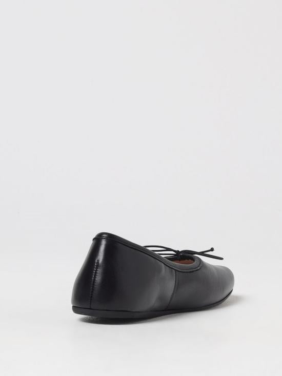 Flat shoes