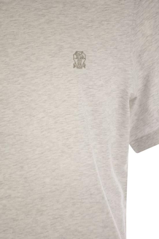 تي شيرت بأكمام قصيرة