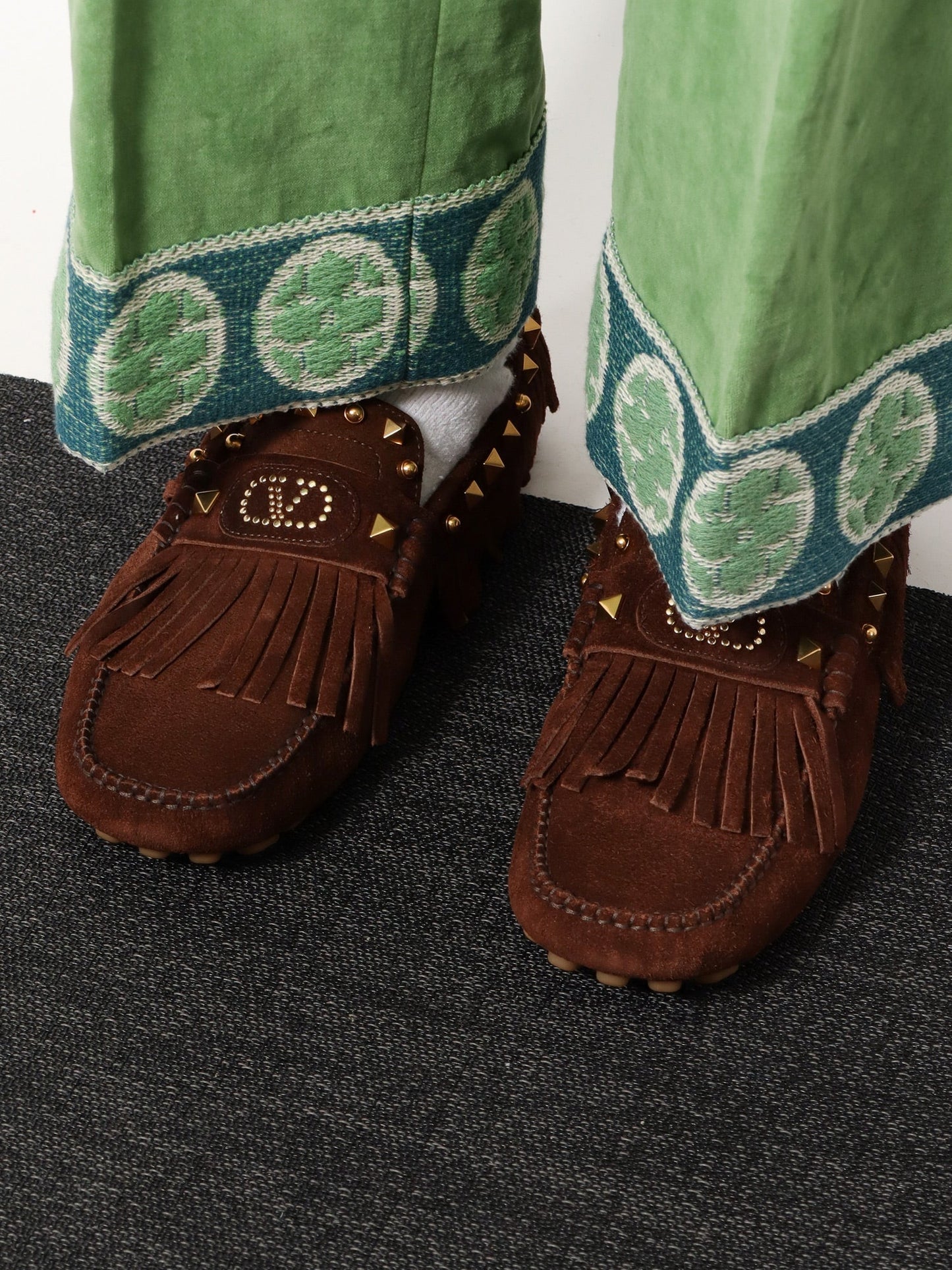 valentino-garavani-driver-fastaway-suede-loafer-with-fringes