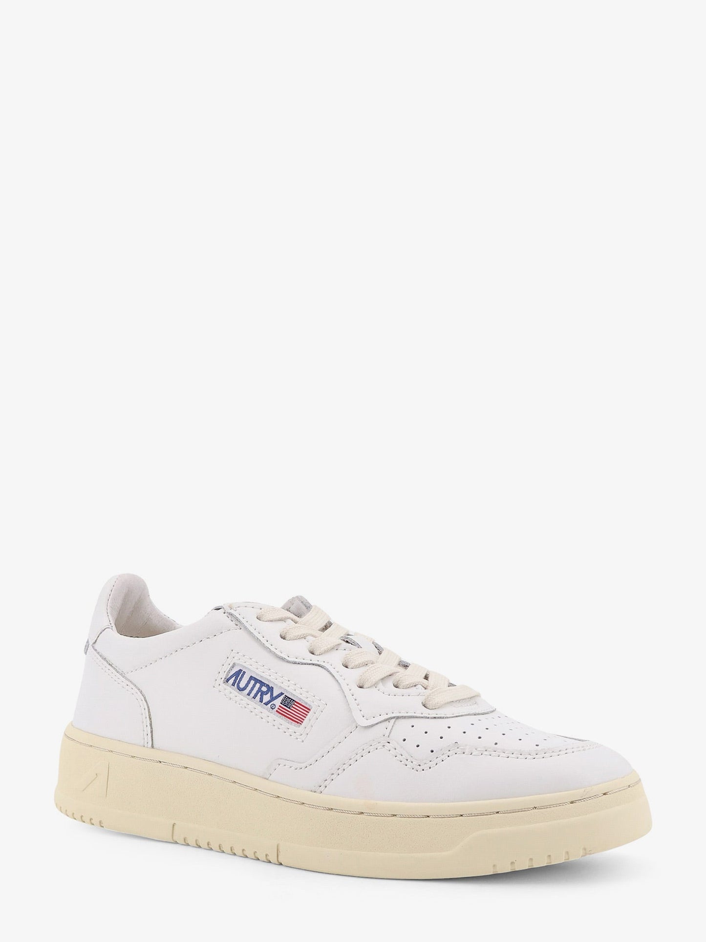 autry-medalist-low-leather-low-top-snakers