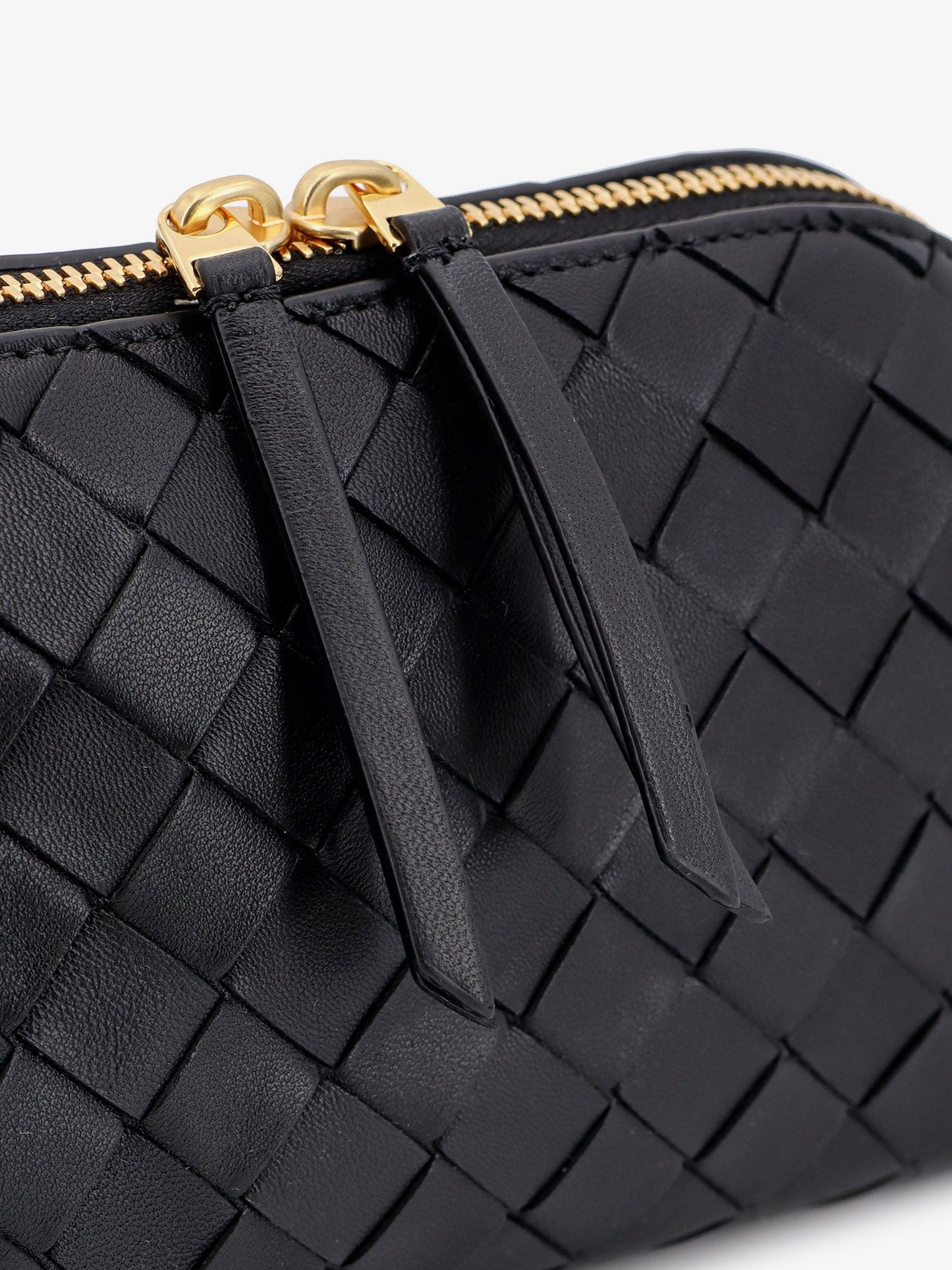 concert-pouch-leather-shoulder-bag-with-intrecciato-motif-794258-5