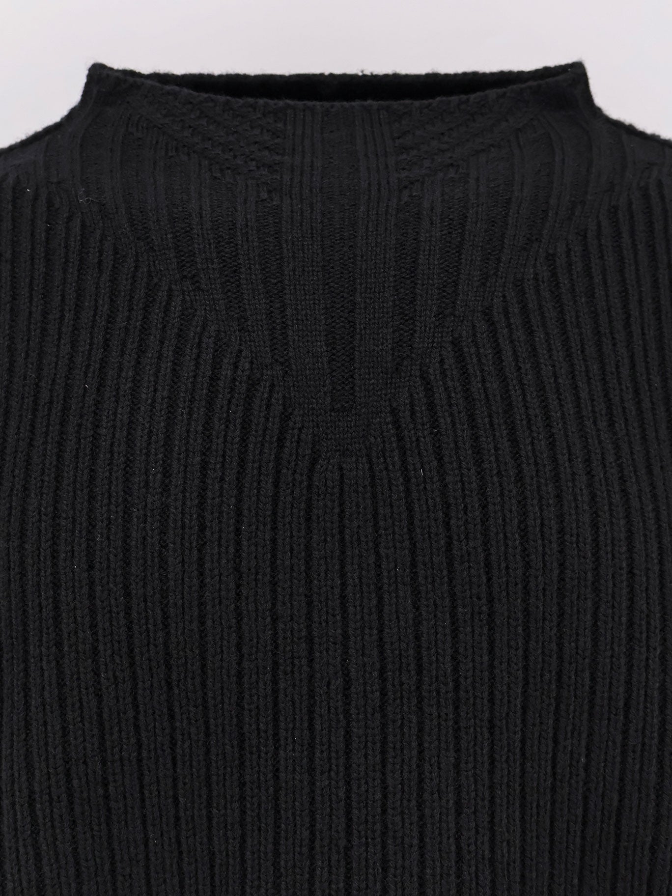 fisherman-round-neck-virgin-wool-sweater-ru02e1649-5