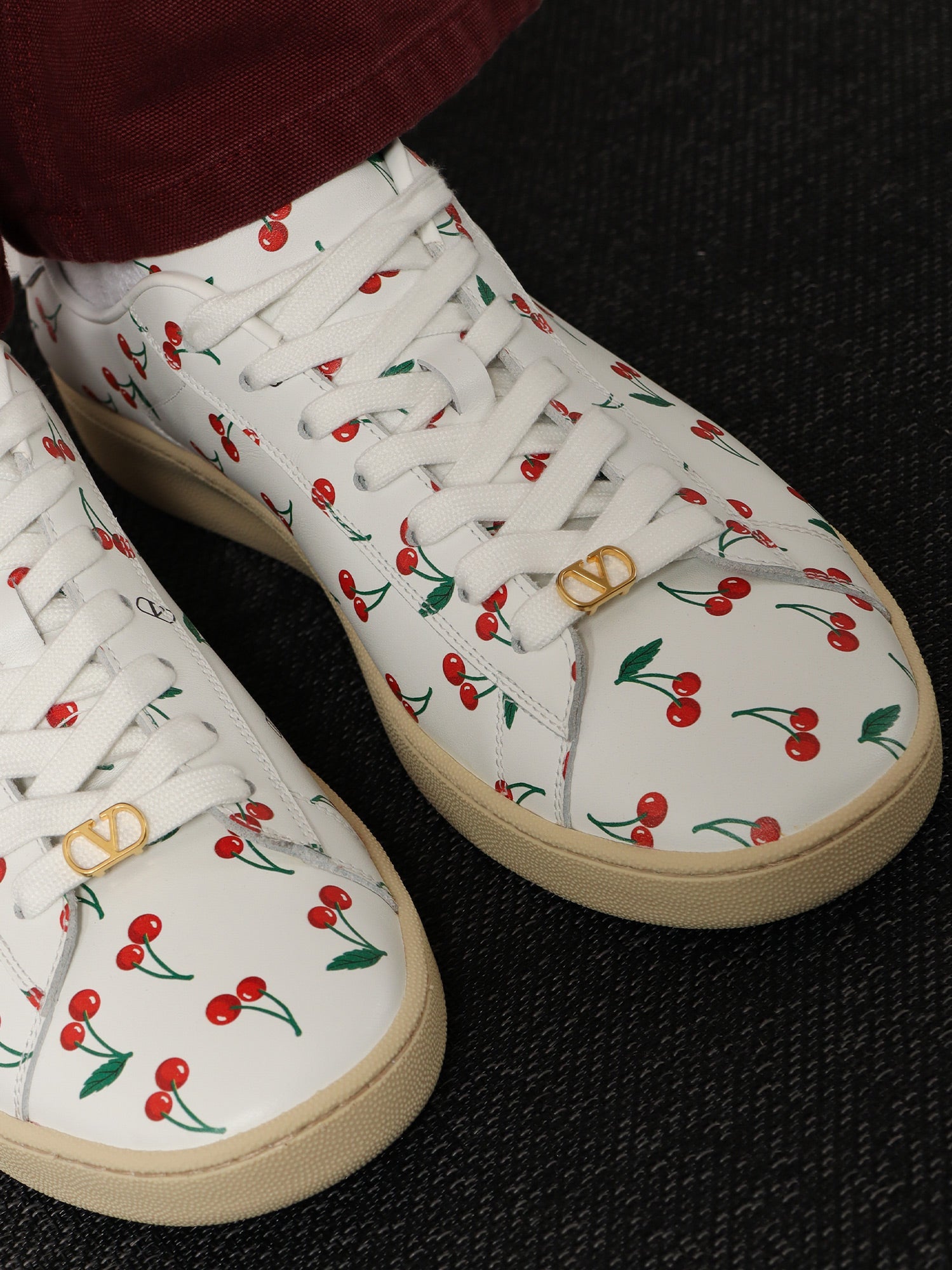 valentino-garavani-royco-low-top-leather-sneakers