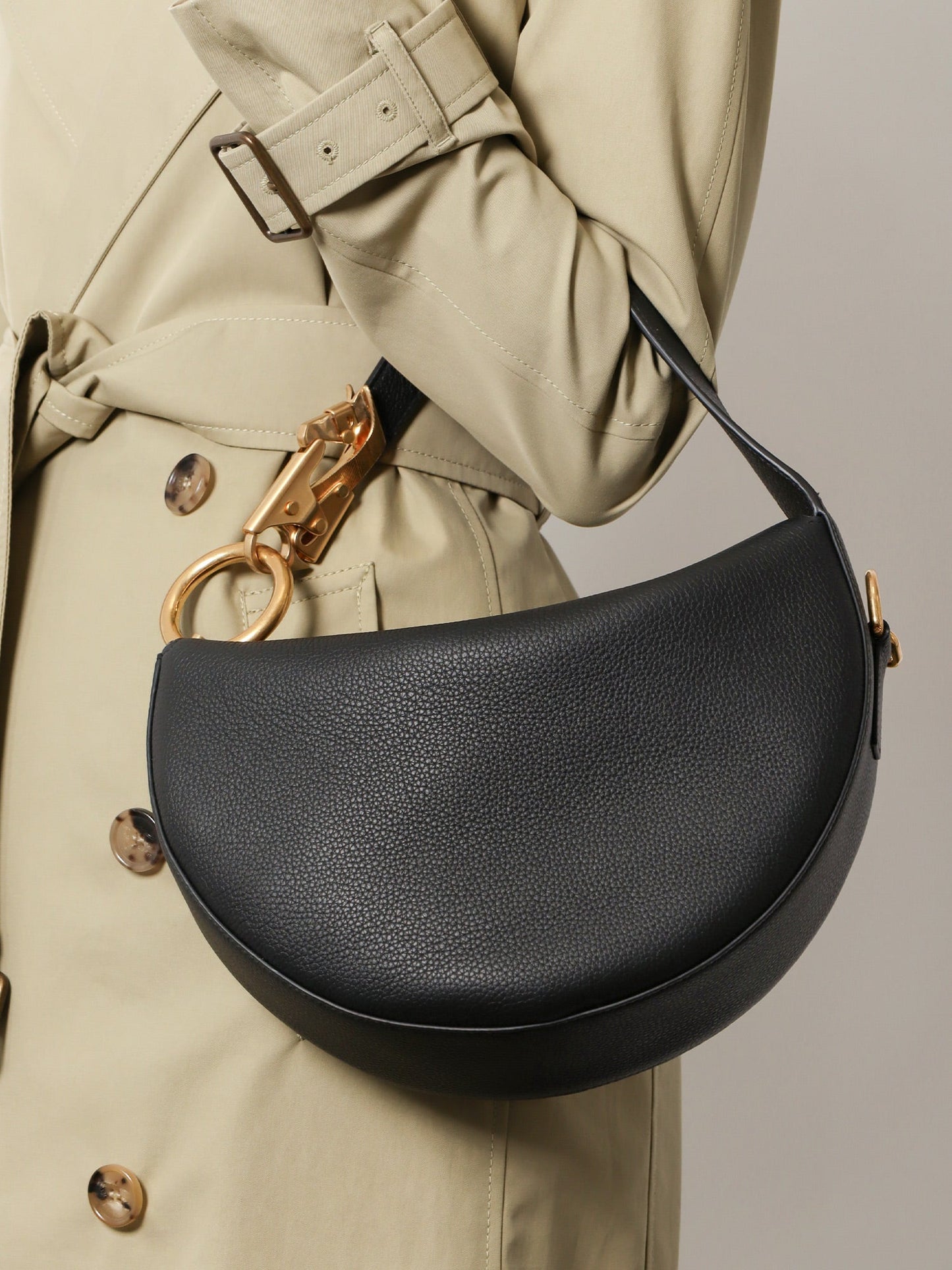 burberry-knight-arc-leather-shoulder-bag