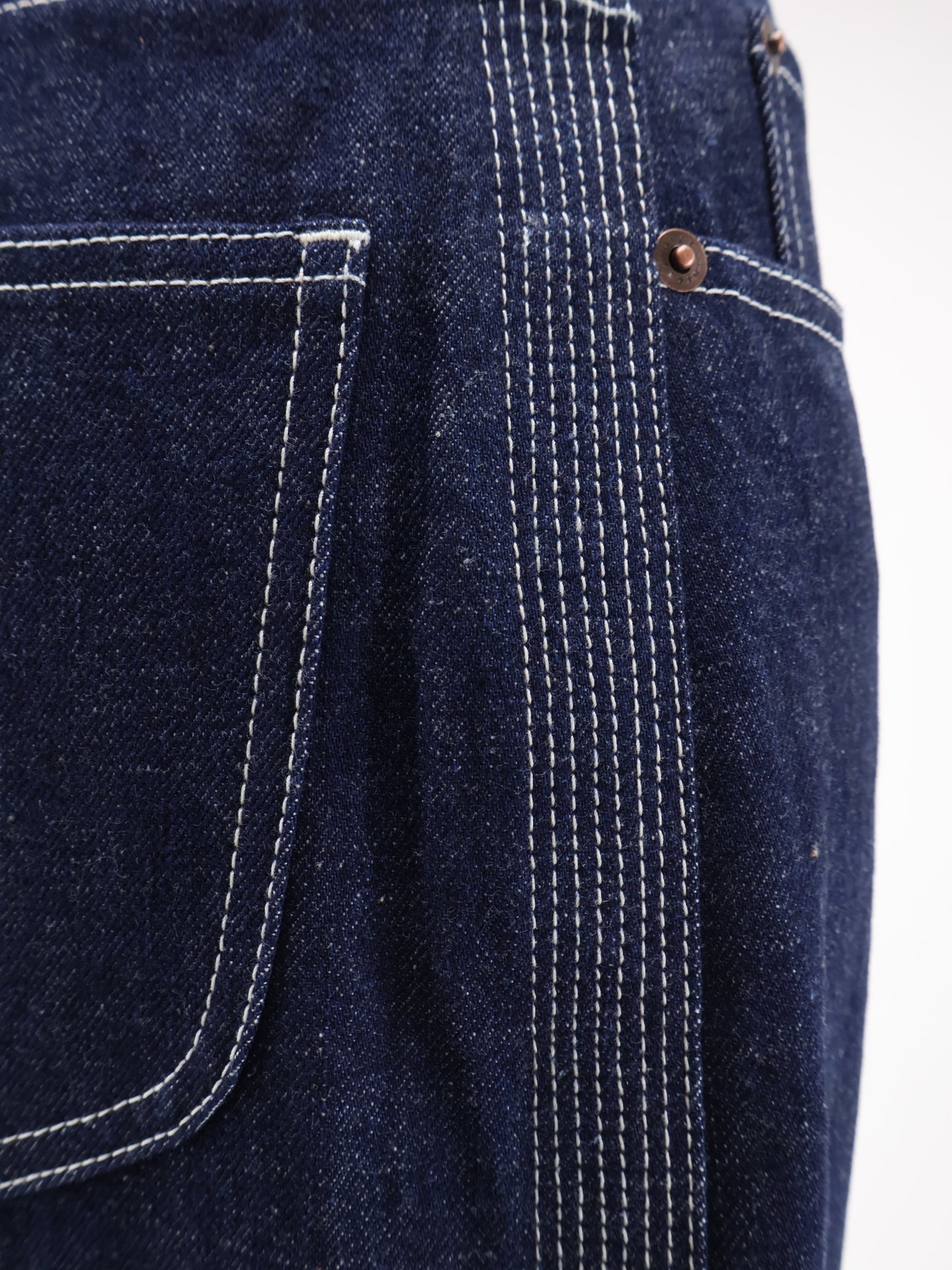 Jeans with stitched profiles