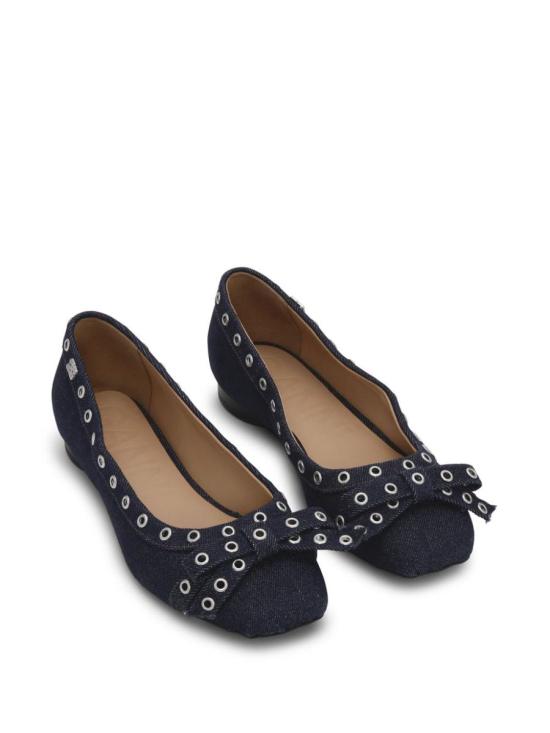 Flat shoes