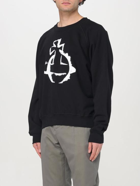 Long-sleeved t-shirt