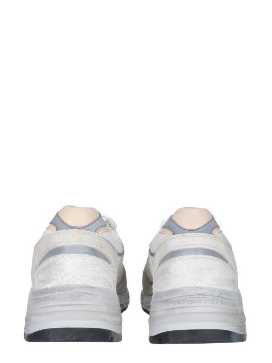 أحذية رياضية