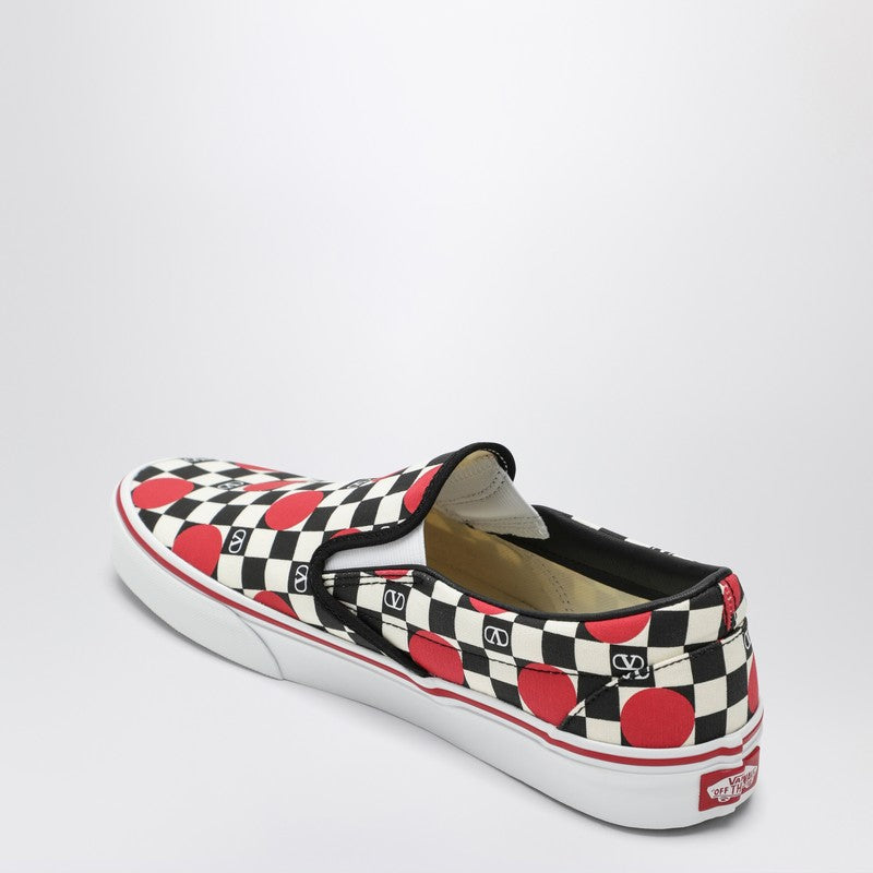 Slip-On sneakers black/red with VLogo Checkerboard print and polka-dot detail