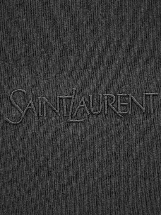 تي شيرت بأكمام قصيرة