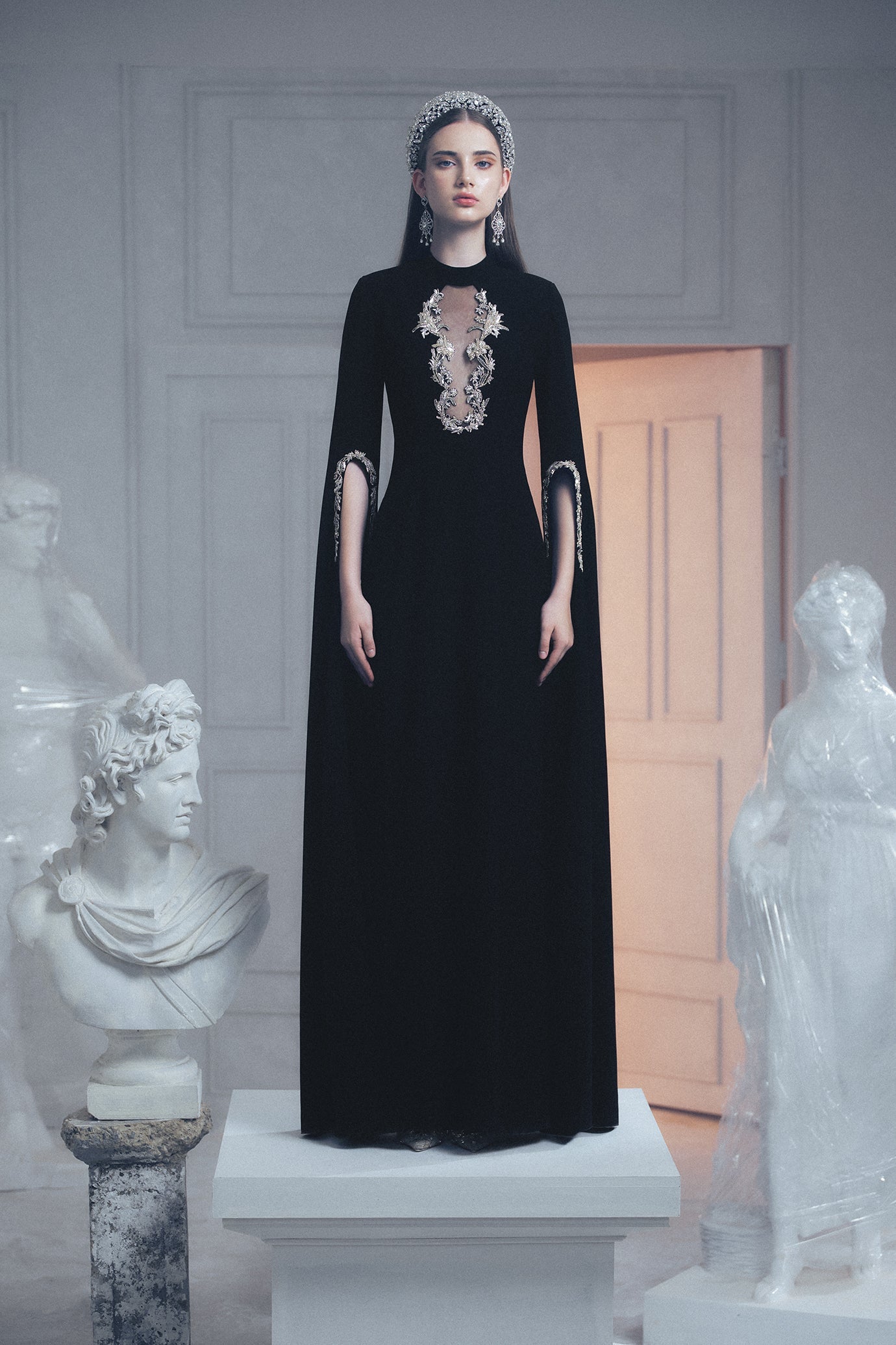 NOIR MAJESTÉ GOWN