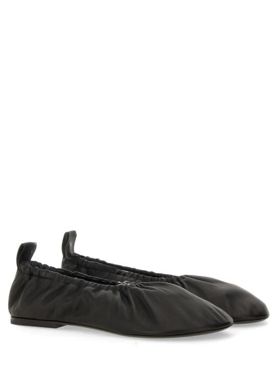 Flat shoes