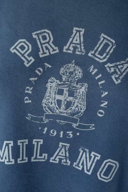 قميص بأكمام طويلة