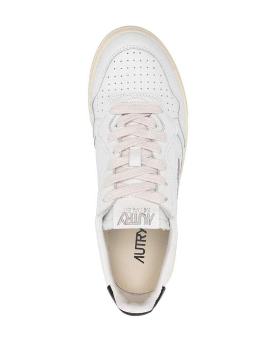 أحذية رياضية