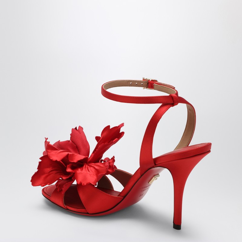 Red satin sandals with flower