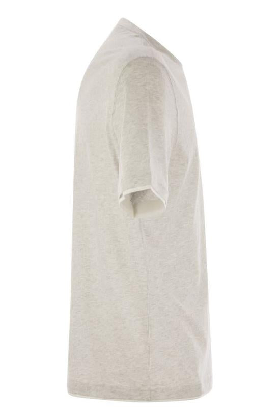 تي شيرت بأكمام قصيرة