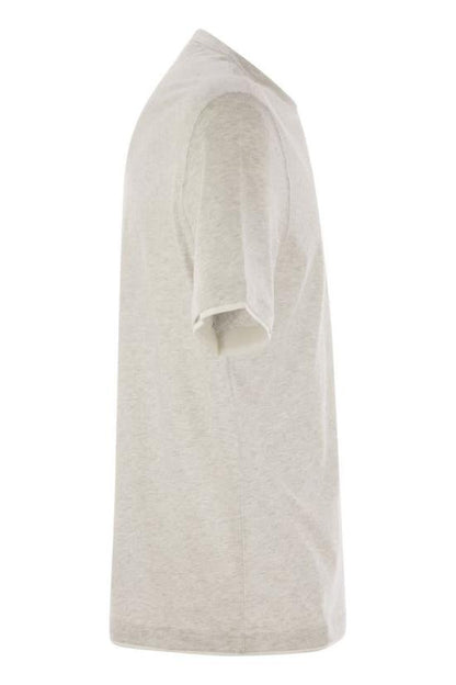 تي شيرت بأكمام قصيرة