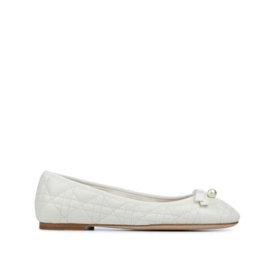 Flat shoes