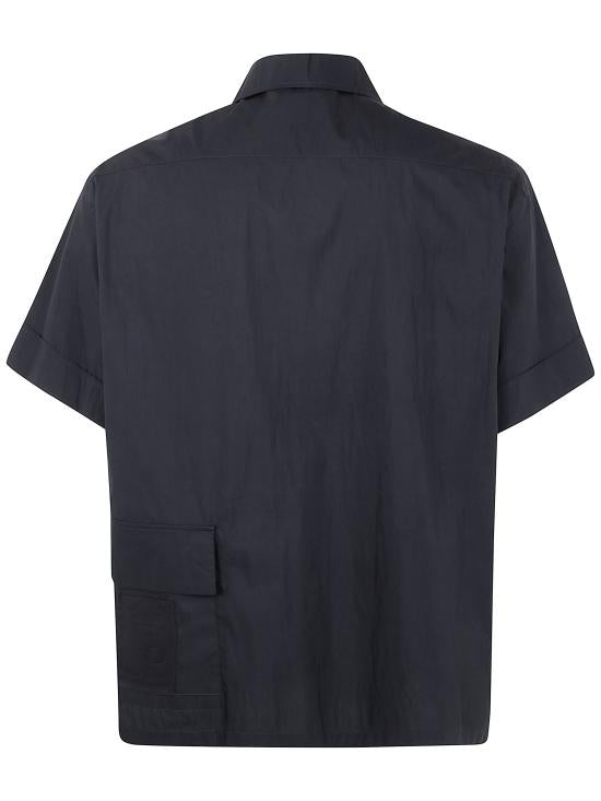 قميص بأكمام قصيرة