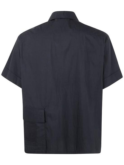 قميص بأكمام قصيرة