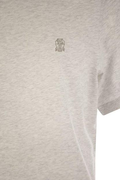 تي شيرت بأكمام قصيرة