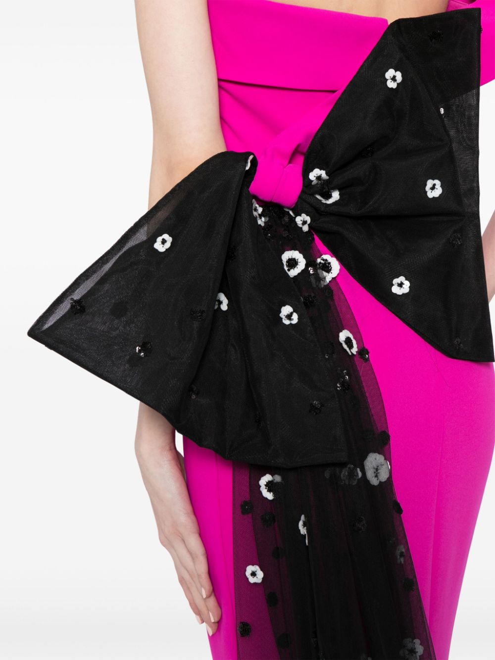 crepe-off-shoulder-dress-with-a-tulle-bow-and-tail-on-the-back-rtwss24-16