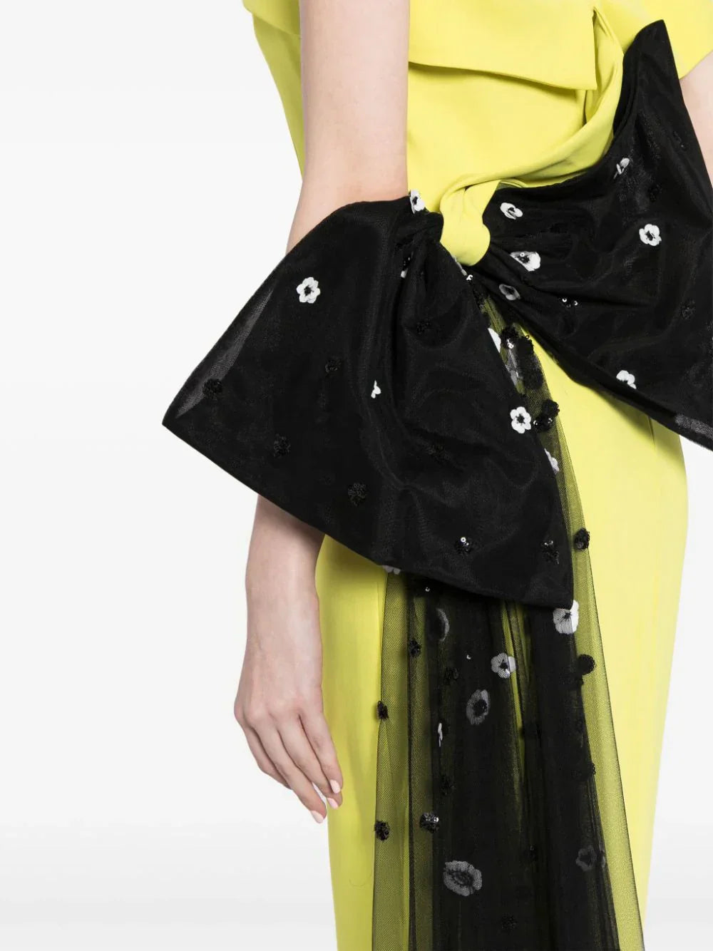 crepe-off-shoulder-dress-with-a-tulle-bow-and-tail-on-the-back-rtwss24-11