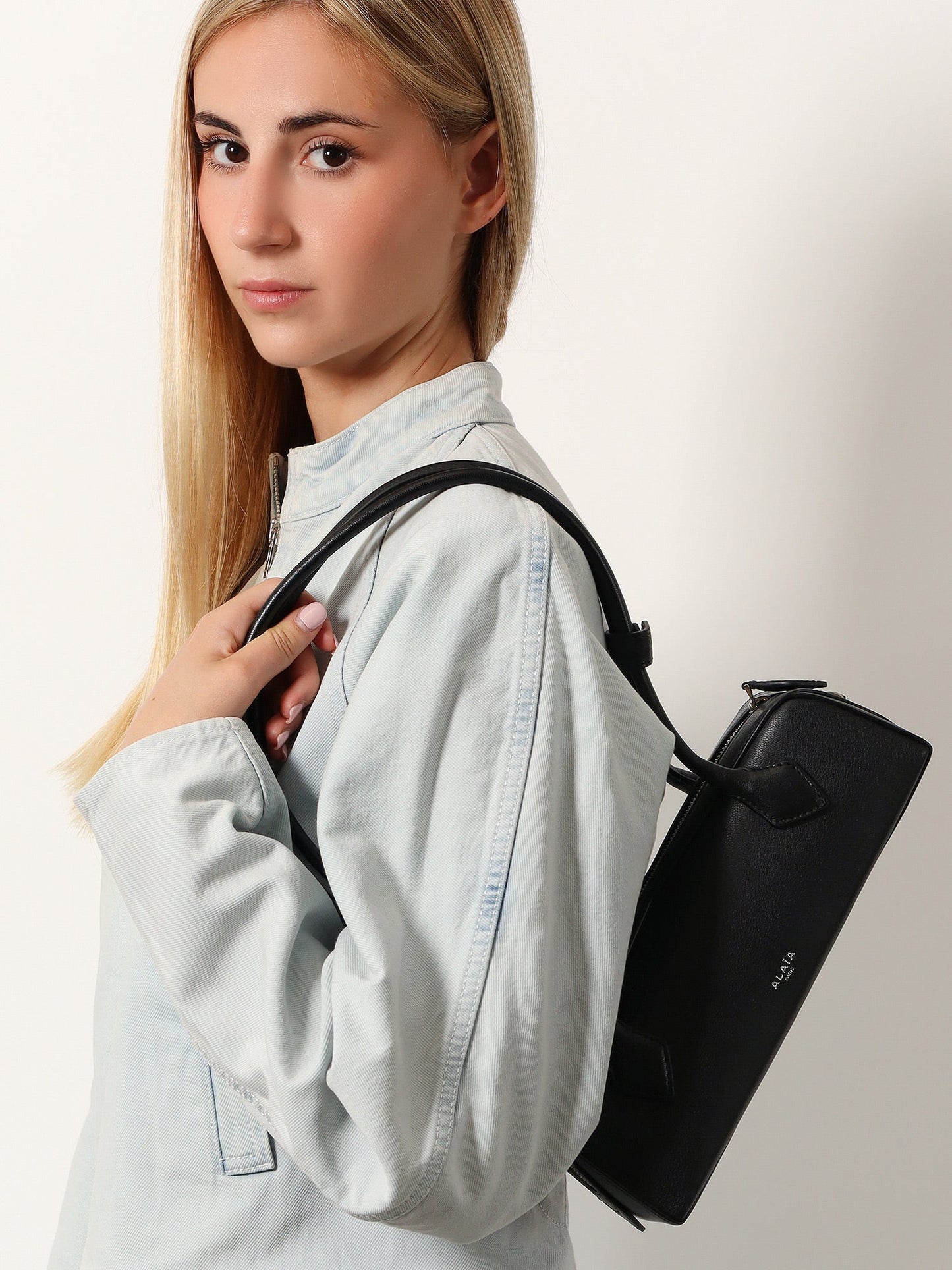 teckel-small-leather-shoulder-bag-aa1s06029ca212-2