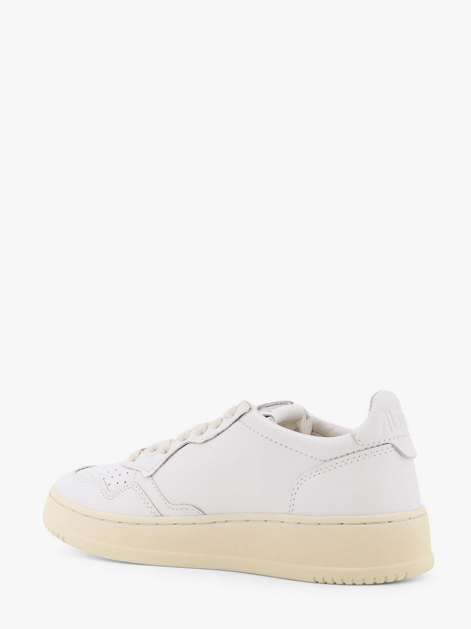 autry-medalist-low-leather-low-top-snakers