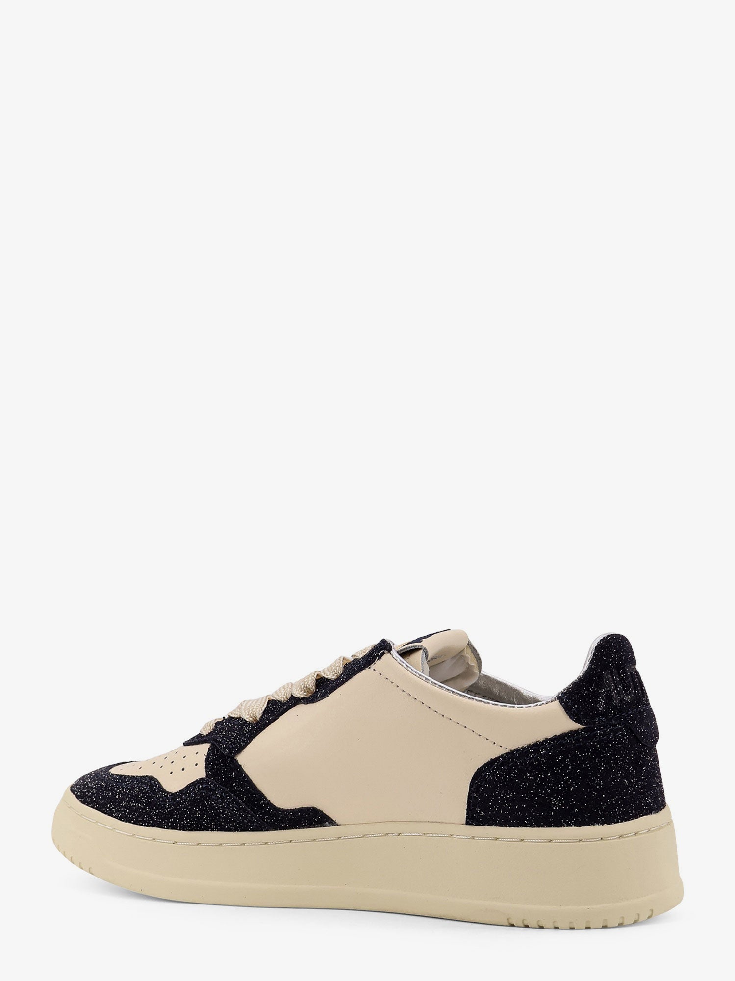 autry-medalist-low-leather-low-top-sneakers