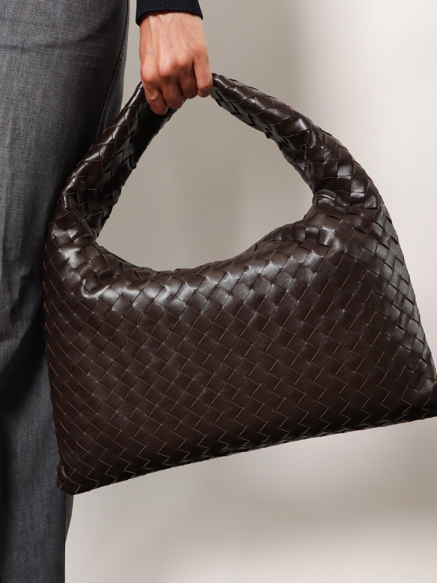 hop-intecciato-leather-shoulder-bag-796262-2