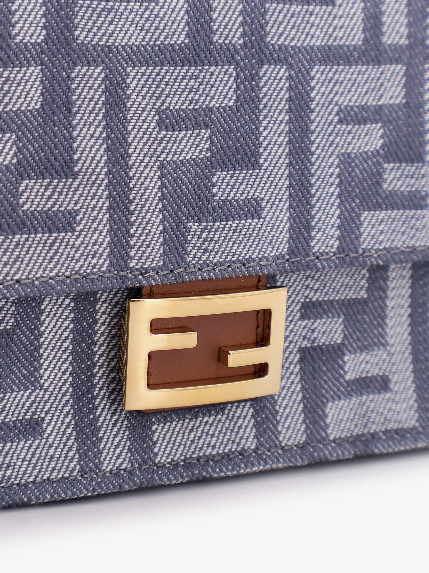 fendi-wallet-on-chain-baguette-shoulder-bag