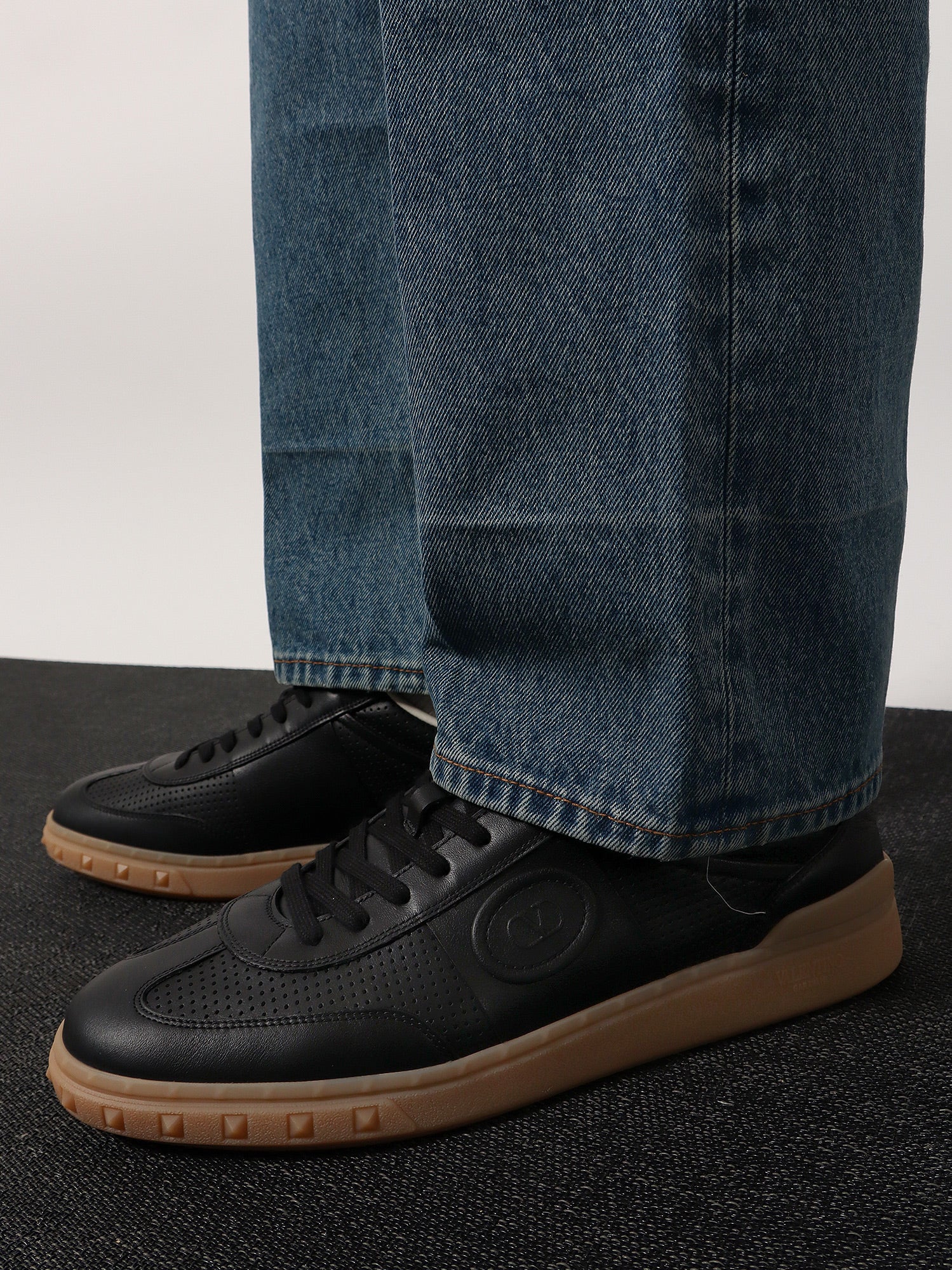 valentino-garavani-valentino-garavani-upvillage-low-top-leather-sneakers