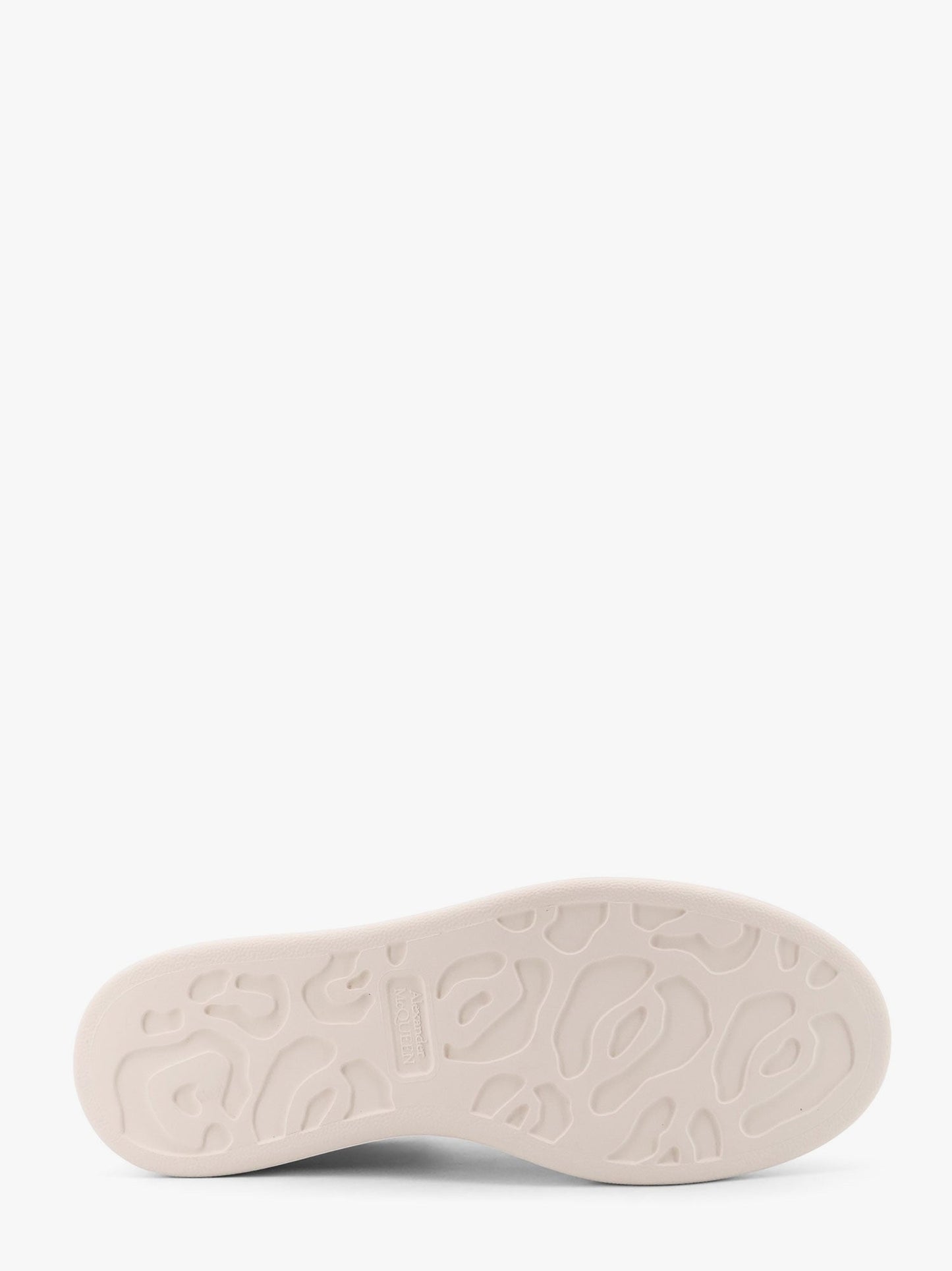 alexander-mcqueen-oversize-leather-sneakers-with-back-contrasting-patch