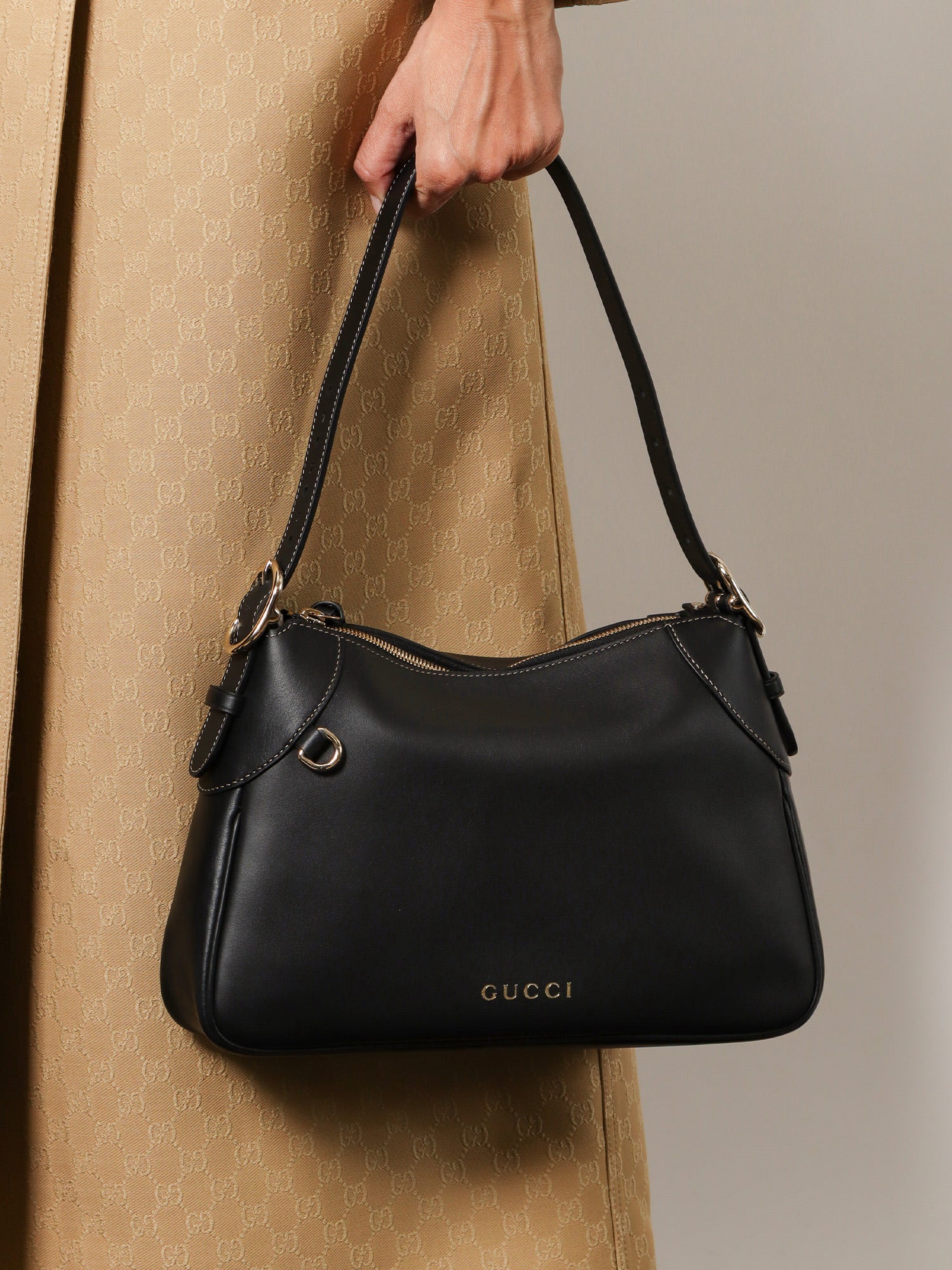 gucci-gg-emblem-leather-shoulder-bag