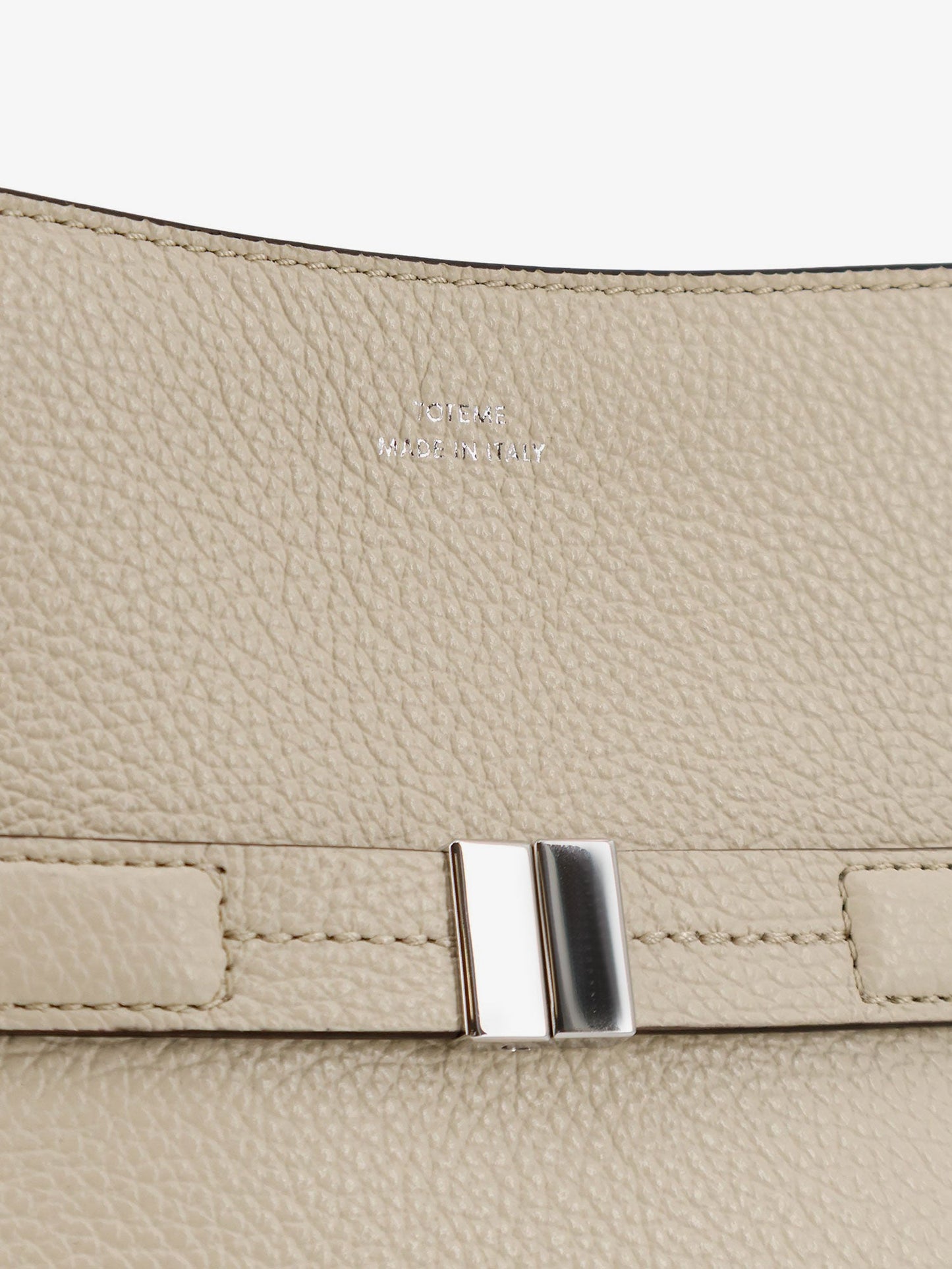 Hammered leather bucket bag with strap on the front