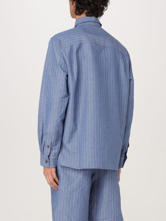 قميص بأكمام طويلة