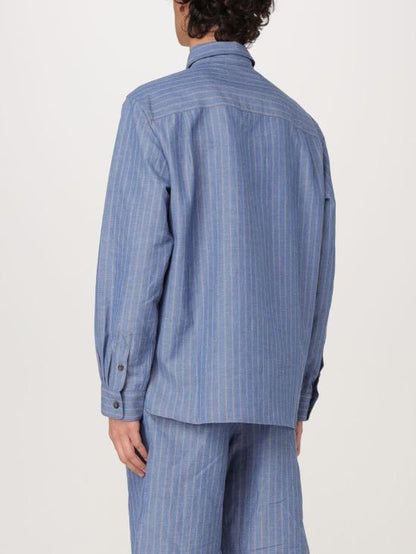 قميص بأكمام طويلة