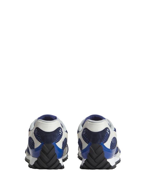 أحذية رياضية