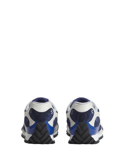 أحذية رياضية