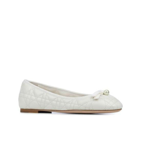 Flat shoes