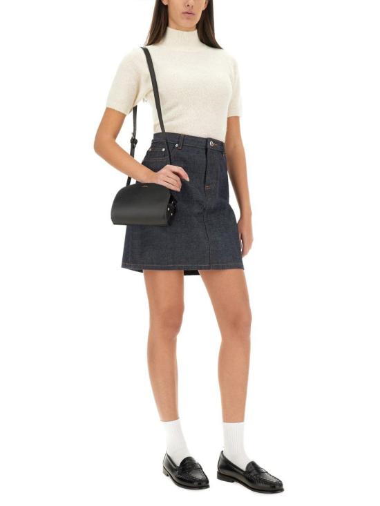 بلوزة ذات رقبة مدورة