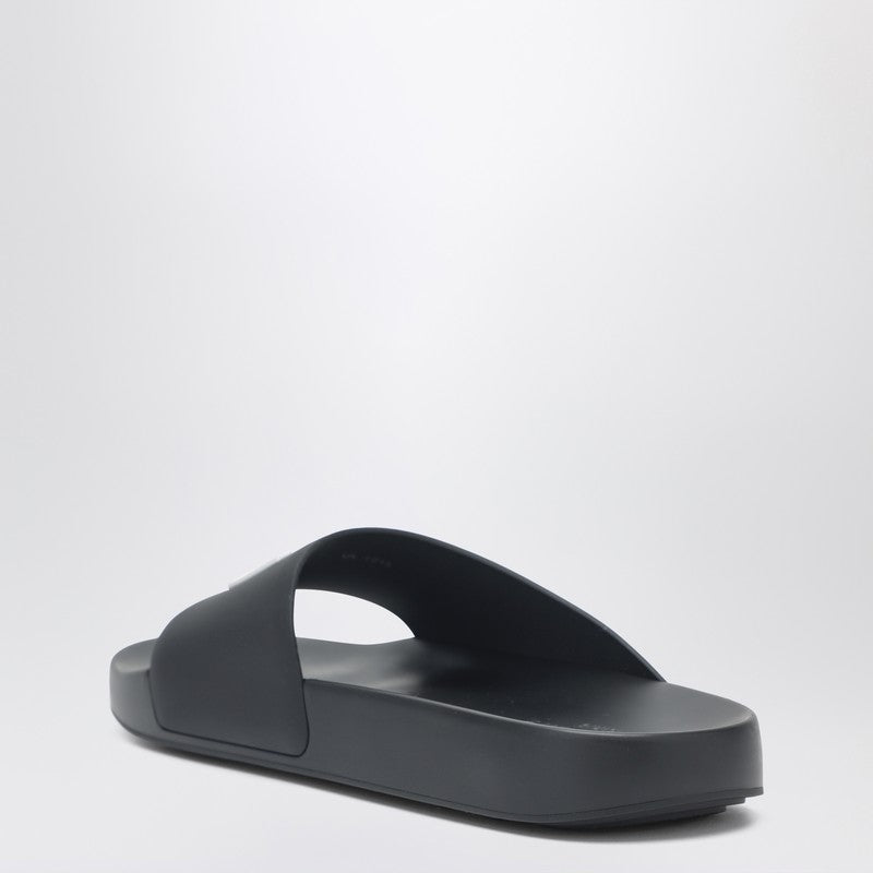 Label flat mules in black rubber