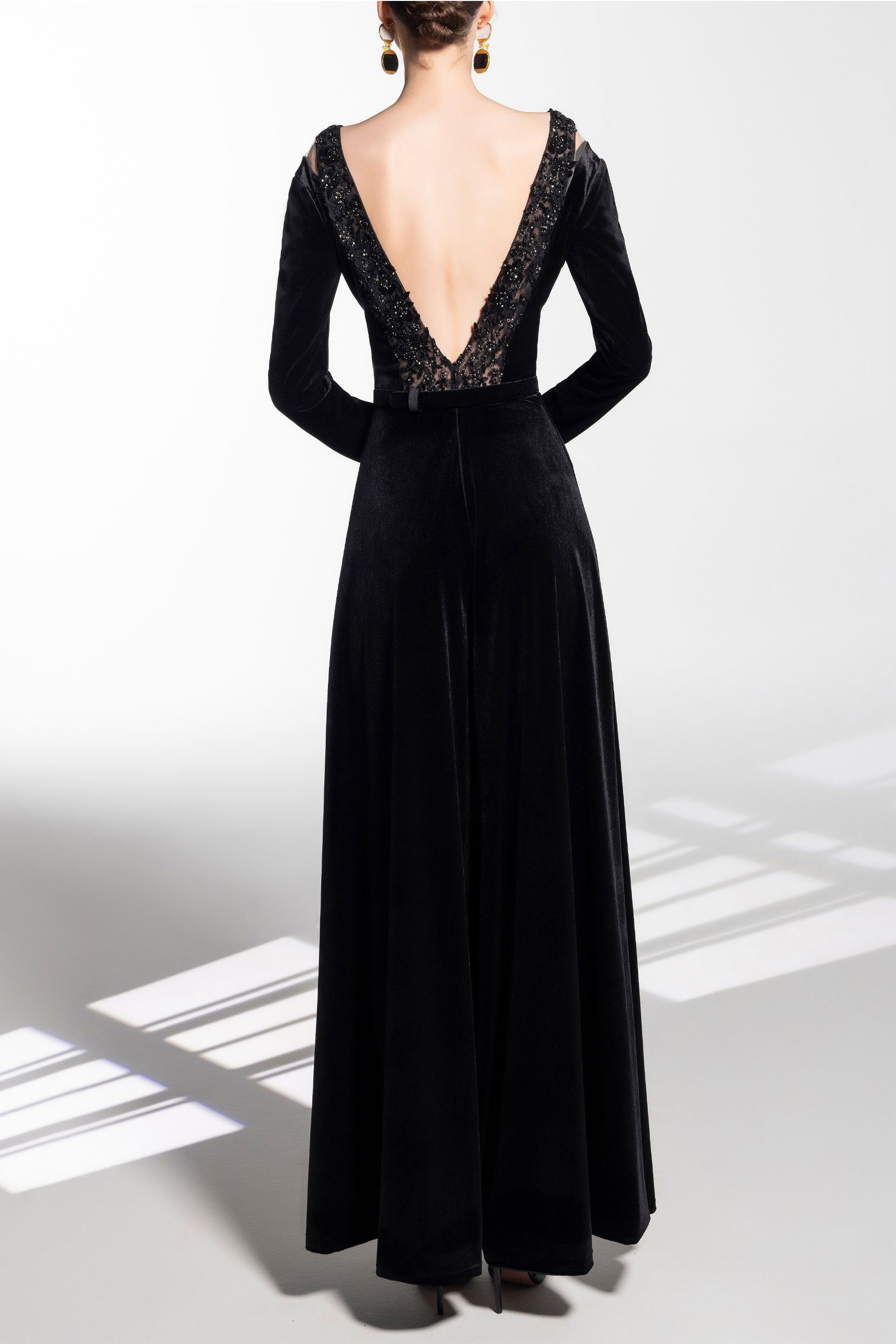 velvet-flared-jumpsuit-with-a-beaded-top-rtwfw23-3