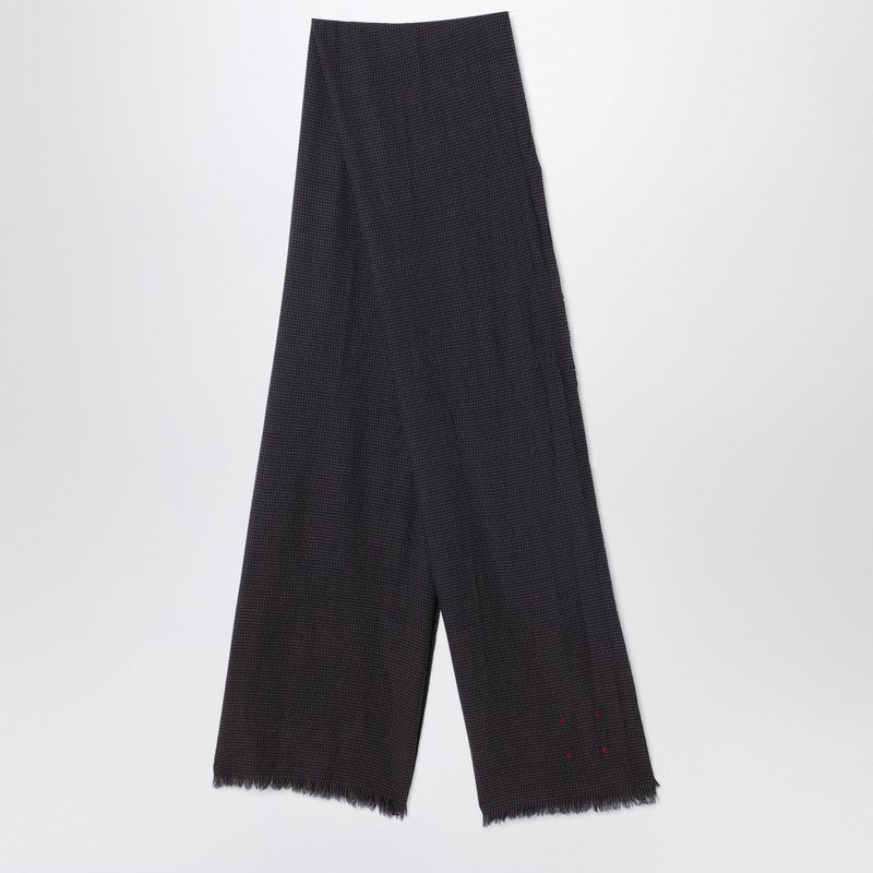 وشاح صوف منقوش باللونين الأسود والبيج