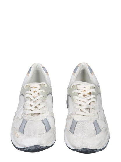 أحذية رياضية