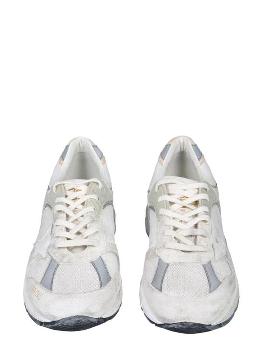 أحذية رياضية