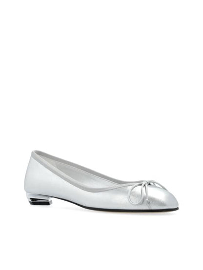 Flat shoes