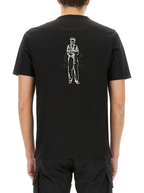 Short -sleeved t -shirt