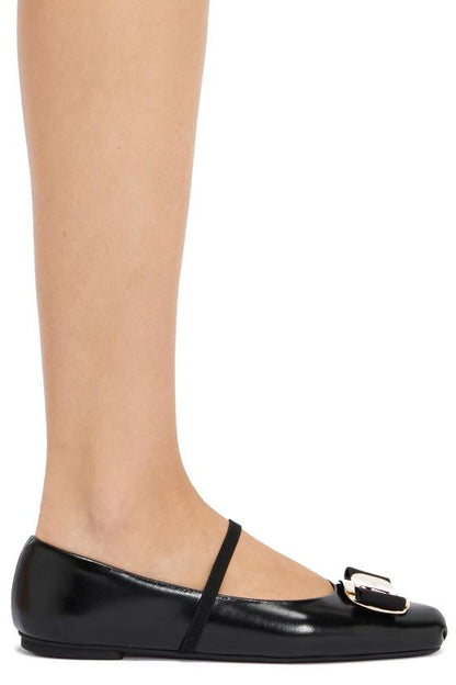 أحذية مسطحة